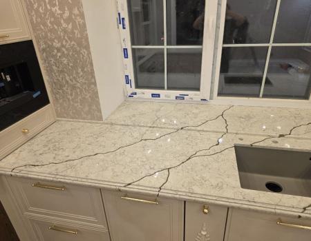 Столешница и барная стойка из кварцевого агломерата с фигурной фаской, стеновые панели и подоконник, материал AVANTQUARTZ 7888/АВАНТКВАРЦ 7888